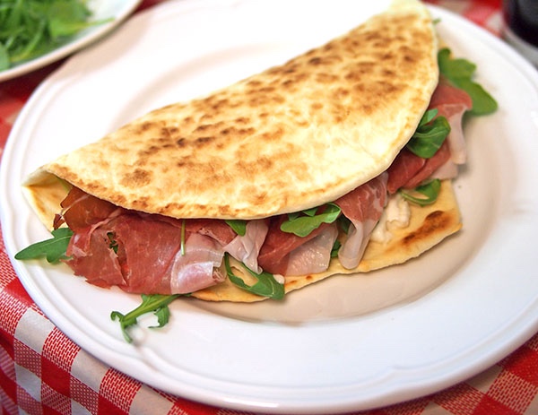 Piadina mit Rohschinken, Rucola und Frischkäse