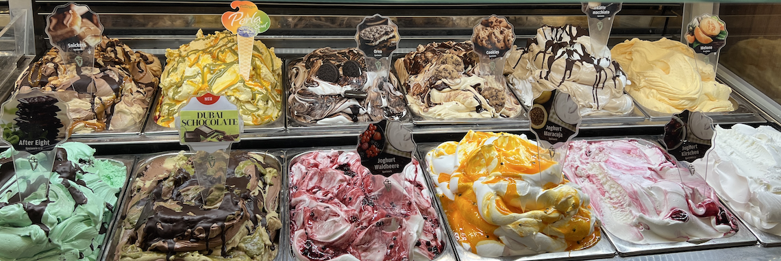 Eistheke mit 36 Sorten