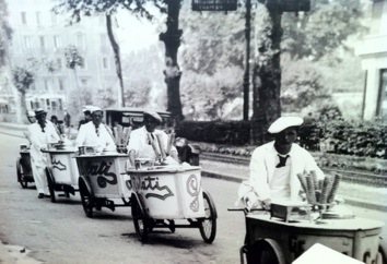 Eisverkäufer mit ihren Eiswagen auf der Straße, historische Aufnahme