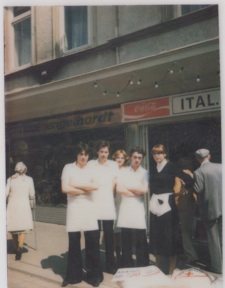 Das Team vor dem Eiscafé, historische Aufnahme
