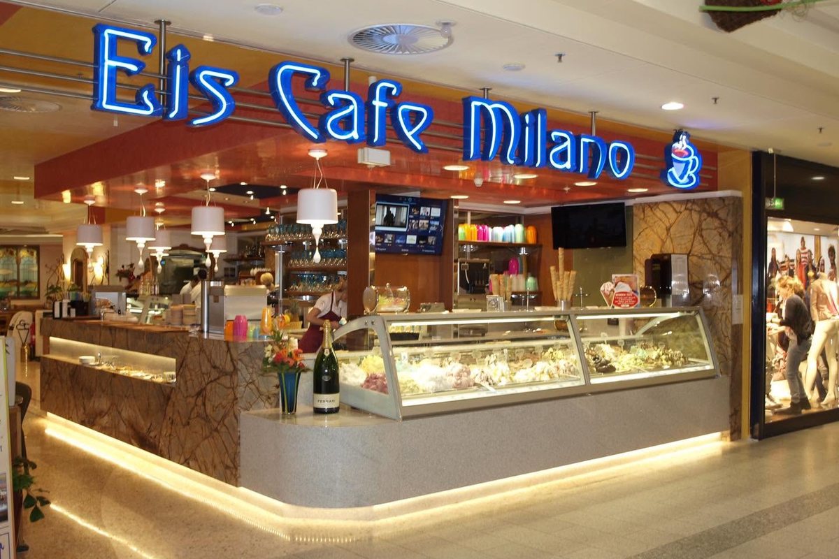 Eiscafé Milano in der Galerie Rostocker Hof mit der Eistheke