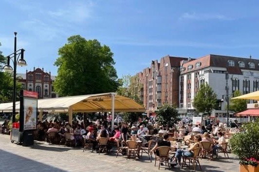 Außenterrasse des Eiscafé Milano auf dem Universitätsplatz, gut besucht