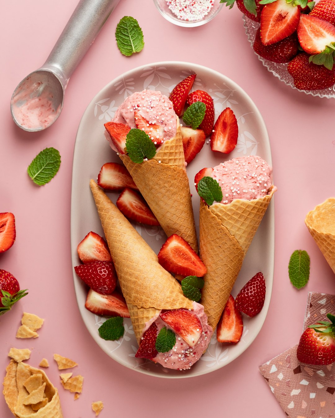 Ice cream cones with fresh strawberries