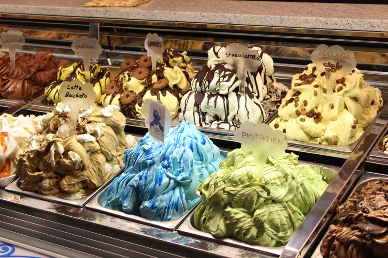 Bunte Eissorten in der Theke