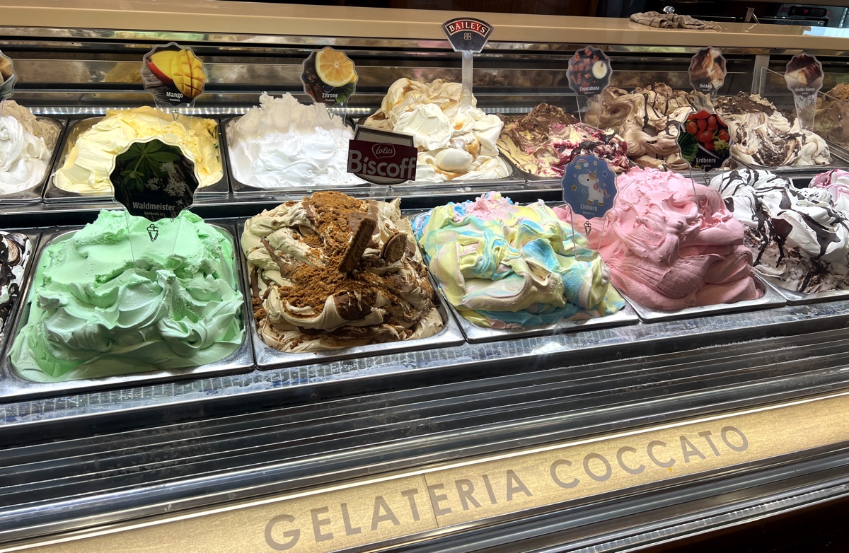 Die Eistheke mit dem Schriftzug Gelateria Coccato